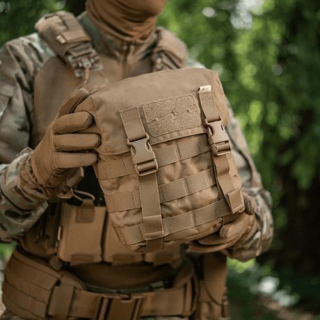 M-Tac Sukharka Gen.3 Pouch i brug i marken, robust feltpose med Cordura 500D og MOLLE-interface til taktisk udstyr, viser detaljerne.