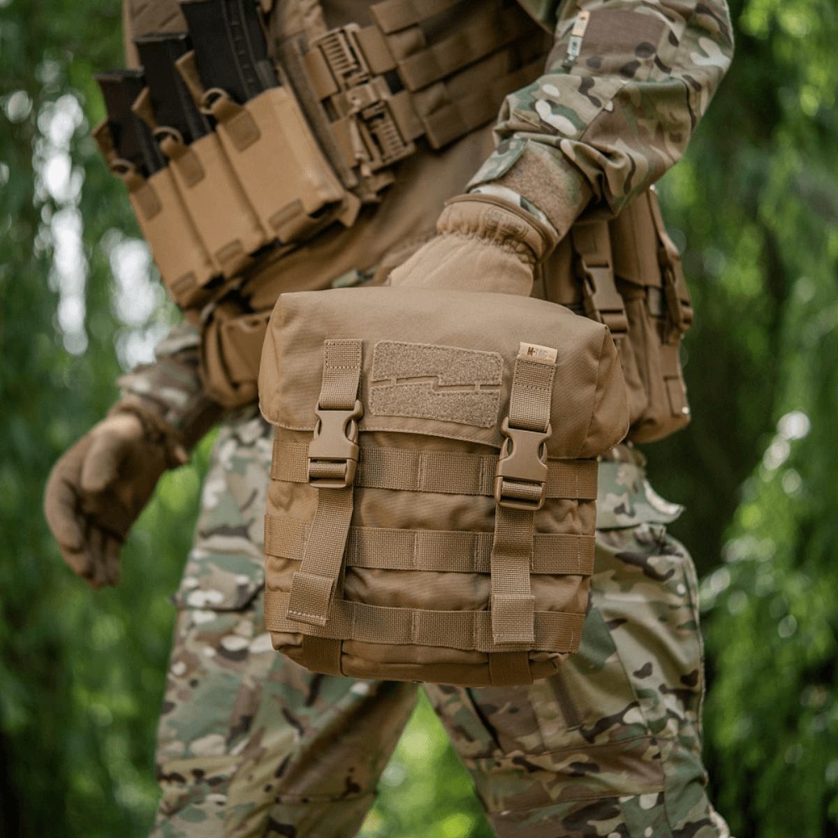 Soldat med M-Tac Sukharka Gen.3 Pouch monteret på uniform, robust feltpose med MOLLE-interface, lavet af Cordura 500D