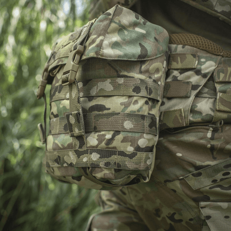 M-Tac Sukharka Gen.3 Pouch i kamuflage monteret på militærudstyr, fremstillet i holdbart Cordura 500D med MOLLE-interface.