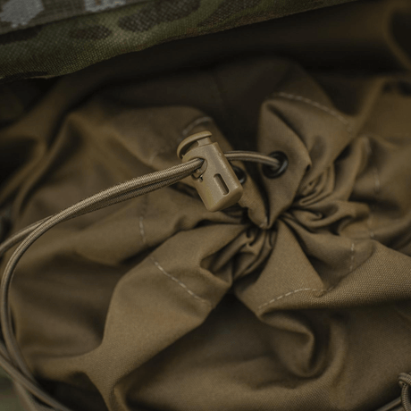 Nærbillede af M-Tac Sukharka Gen.3 Pouch lavet af slidstærk Cordura 500D med elastik og snorstop i beige farve.