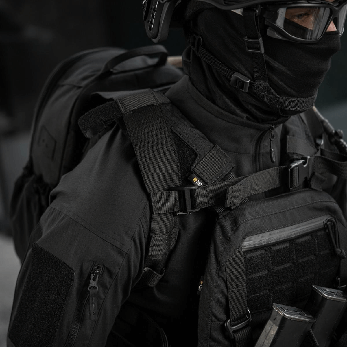 M-Tac STURM Elite Rygsæk på person i taktisk påklædning med molle laser cut panel og robust design til kortvarige feltophold.