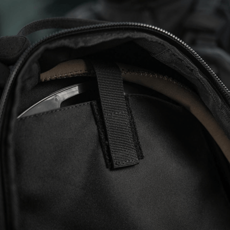 Indvendigt rum i M-Tac STURM Elite Rygsæk med glidelås, lavet af holdbart Cordura-materiale.