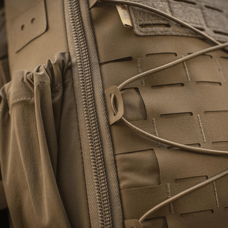 Detaljer af M-Tac STURM Elite Rygsæk med MOLLE Laser Cut panel og elastiske Flex-materiale sidelommer.