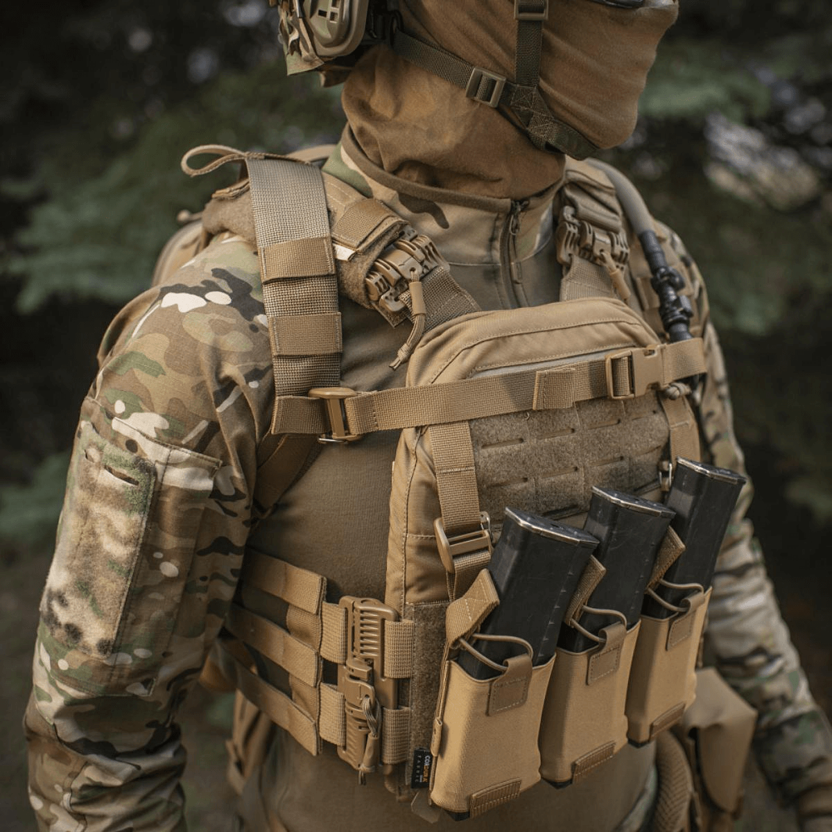 Taktisk operatør iført M-Tac STURM Elite Rygsæk med MOLLE-system og camouflageudstyr i feltet.