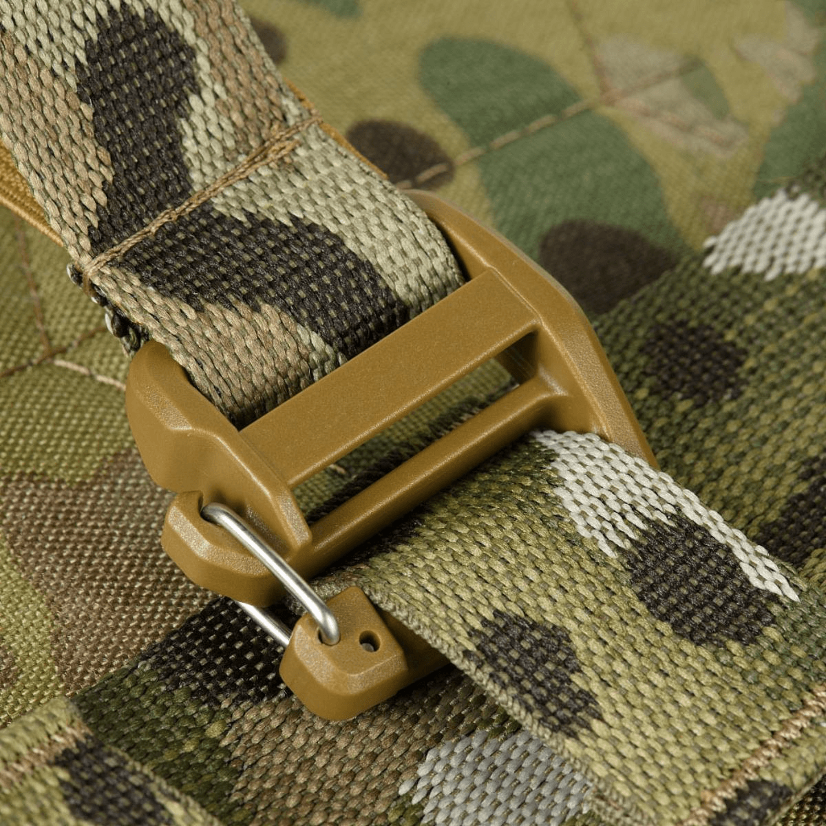 Camouflage spænde og rem på et taktisk udstyrs stykke