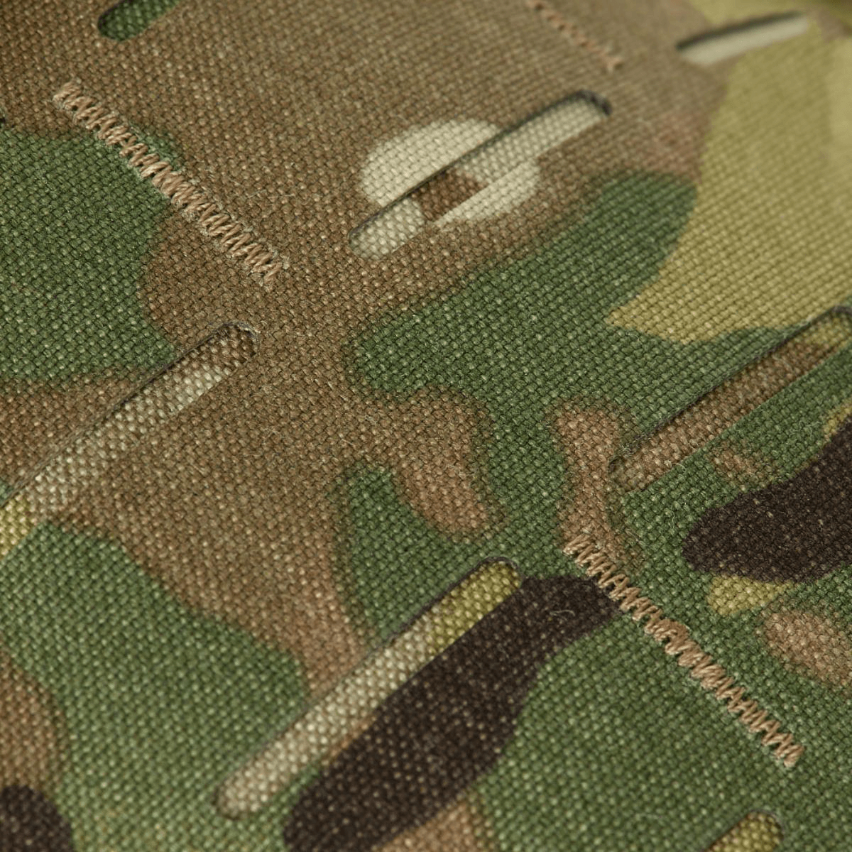 Detalje af MOLLE Laser Cut panel på M-Tac STURM Elite Rygsæk lavet af holdbar Cordura med camouflage mønster.