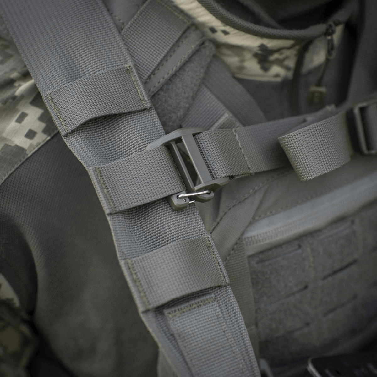 M-Tac STURM Elite Rygsæk detaljer, taktisk design med MOLLE Laser Cut, Cordura-materiale, YKK og Woojin Plastic hardware, grå farvetone