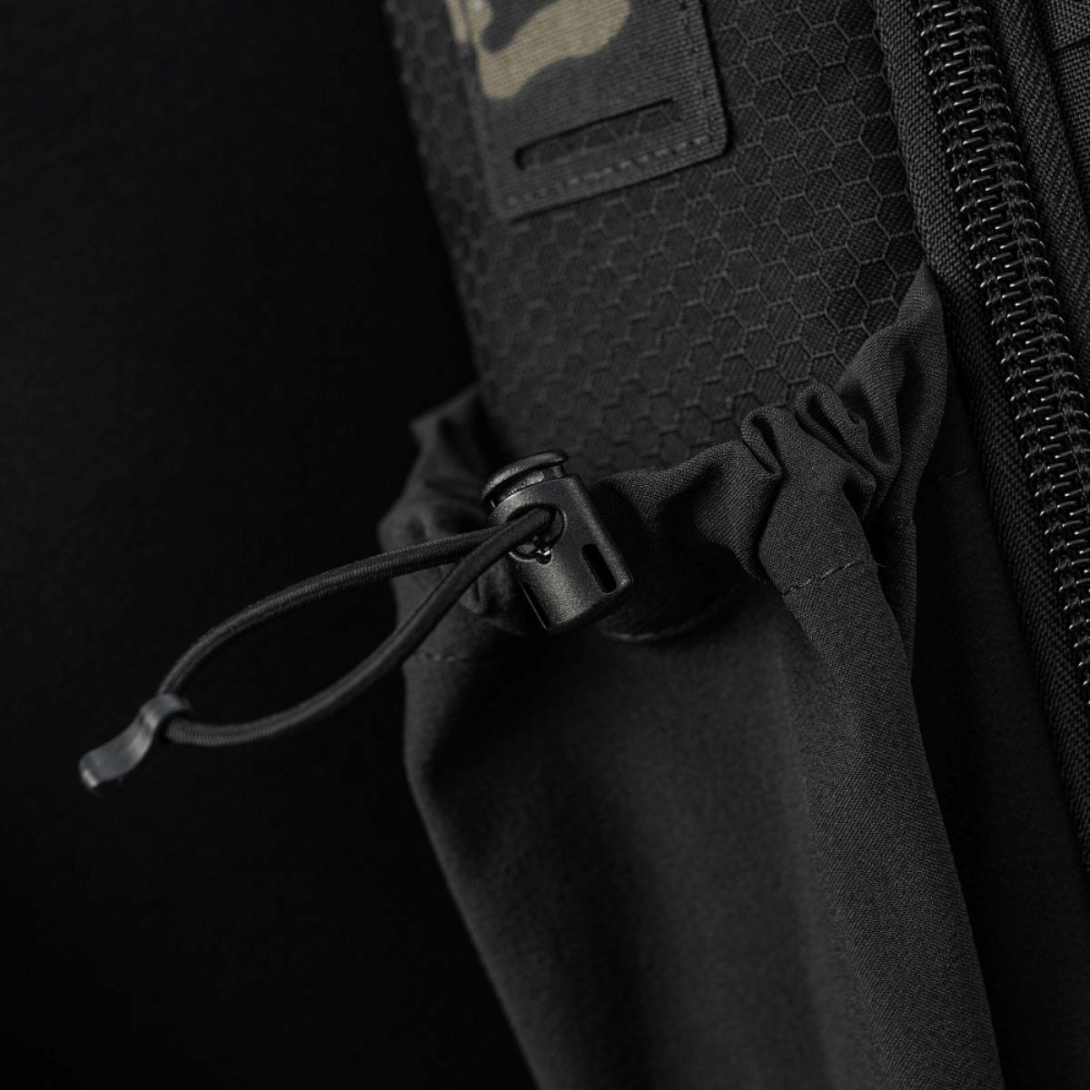 Detalje af M-Tac STURM Elite Rygsæk med elastisk sidelomme og Molle Laser Cut panel.