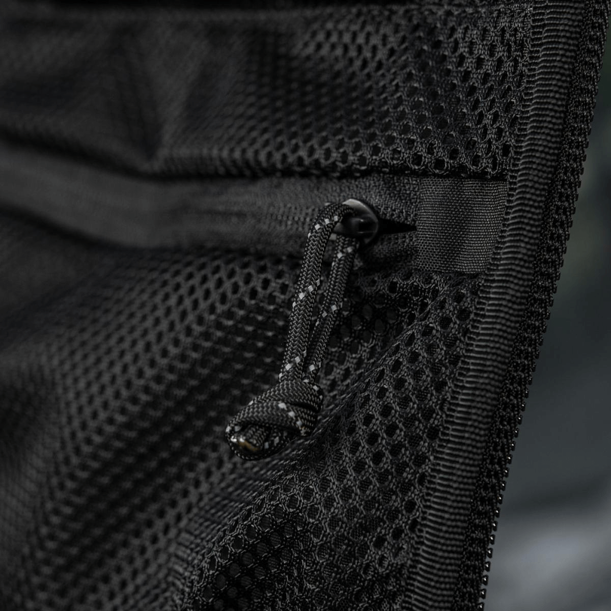 M-Tac STURM Elite Rygsæk mesh-lomme detaljeret visning, sort materiale i Cordura med lynlås, designet til taktisk brug.