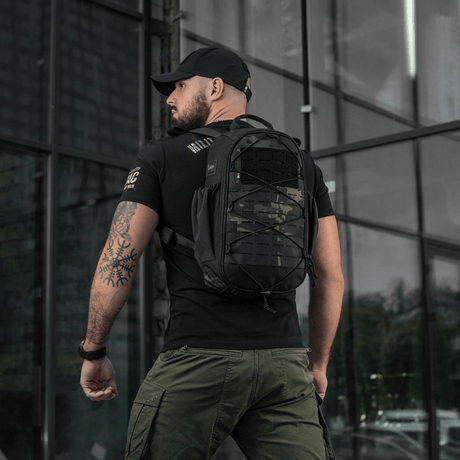 Mand iført M-Tac STURM Elite Rygsæk på 15 liter, sort farve, designet til kortvarige ophold i felten, med MOLLE Laser Cut panel.
