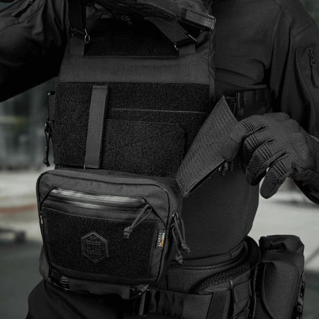 M-Tac Large Elite Gen.II Skuldertaske i brug af taktisk operatør, lavet af Cordura 500D med YKK lynlåse og Velcro-panel.