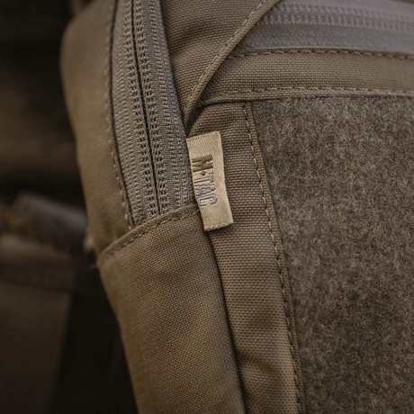 Nærbillede af M-Tac Large Elite Gen.II Skuldertaske i Cordura 500D, viser lynlåse og kvalitetssyninger til taktisk brug.