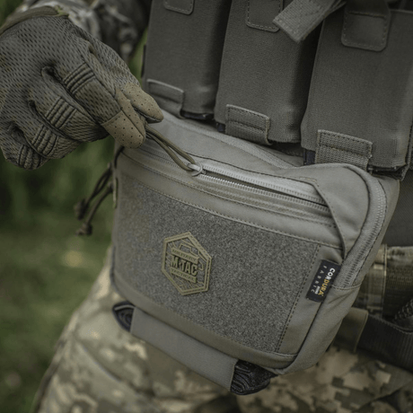 M-Tac Large Elite Gen.II Skuldertaske i taktik brug med holdbare YKK lynlåse, fremstillet af slidstærkt Cordura 500D materiale.
