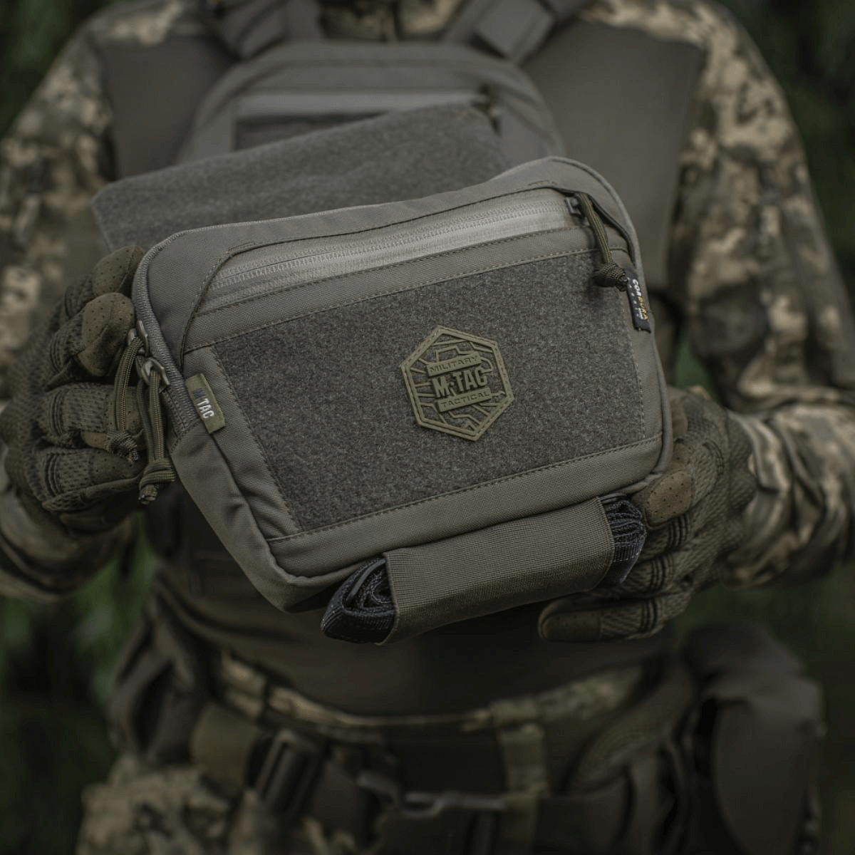 M-Tac Large Elite Gen.II Skuldertaske i Cordura 500D med YKK lynlåse, set hos taktisk brug i camouflageudstyr.
