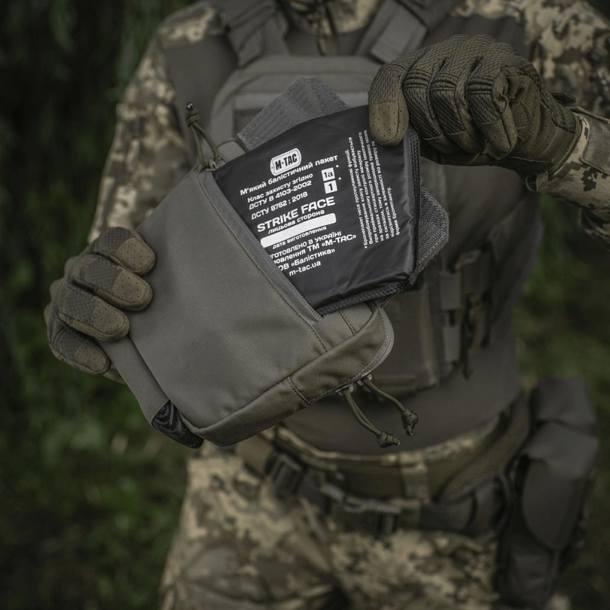 M-Tac Large Elite Gen.II Skuldertaske med taktisk udstyr, lavet af slidstærk Cordura 500D. Praktisk til daglig brug og opbevaring.