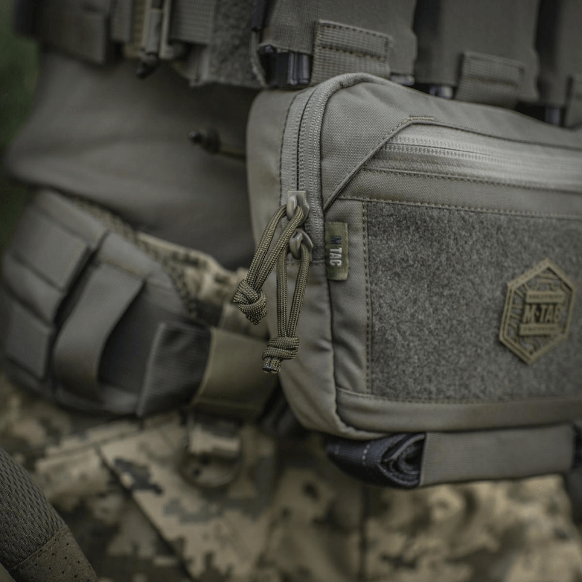 M-Tac Large Elite Gen.II Skuldertaske i grå Cordura 500D med YKK lynlåse og front Velcro-panel, perfekt til taktisk brug og organisering.