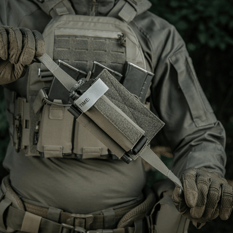 M‑Tac Tourniquet Pouch Elastic Gen.5 fastgjort på taktisk udstyr, viser hurtig adgang og sikker opbevaring af tourniquet.