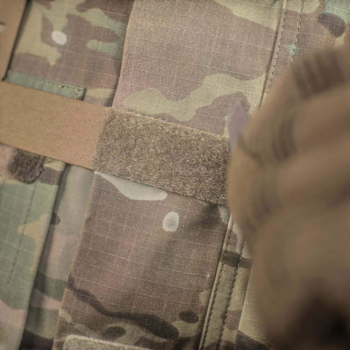 Detaljebillede af M-Tac Skulderstropper til taktisk bælte Laser Cut med camouflagemønster og MOLLE-interface.