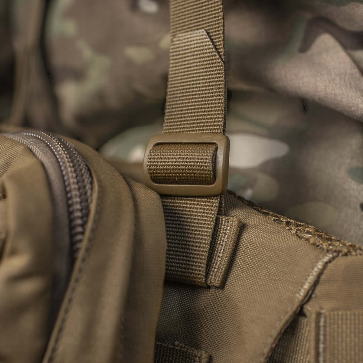 Nærbillede af M-Tac Skulderstropper til taktisk bælte Laser Cut med MOLLE-interface og justerbare spænder, fremstillet af Cordura Squadron.
