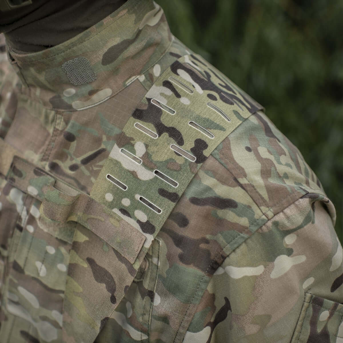 M-Tac Skulderstropper til taktisk bælte Laser Cut i camouflagedesign, viser MOLLE-interface og justerbare spænder på militærjakke.