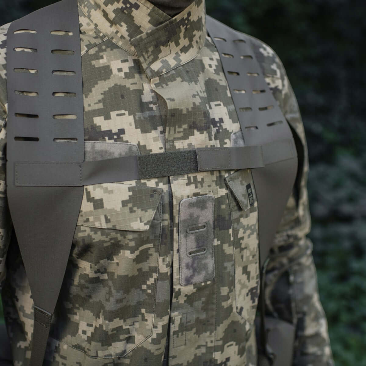 Alt Tag: M-Tac Skulderstropper til taktisk bælte Laser Cut i camo med MOLLE-interface og justerbare spænder for øget komfort.