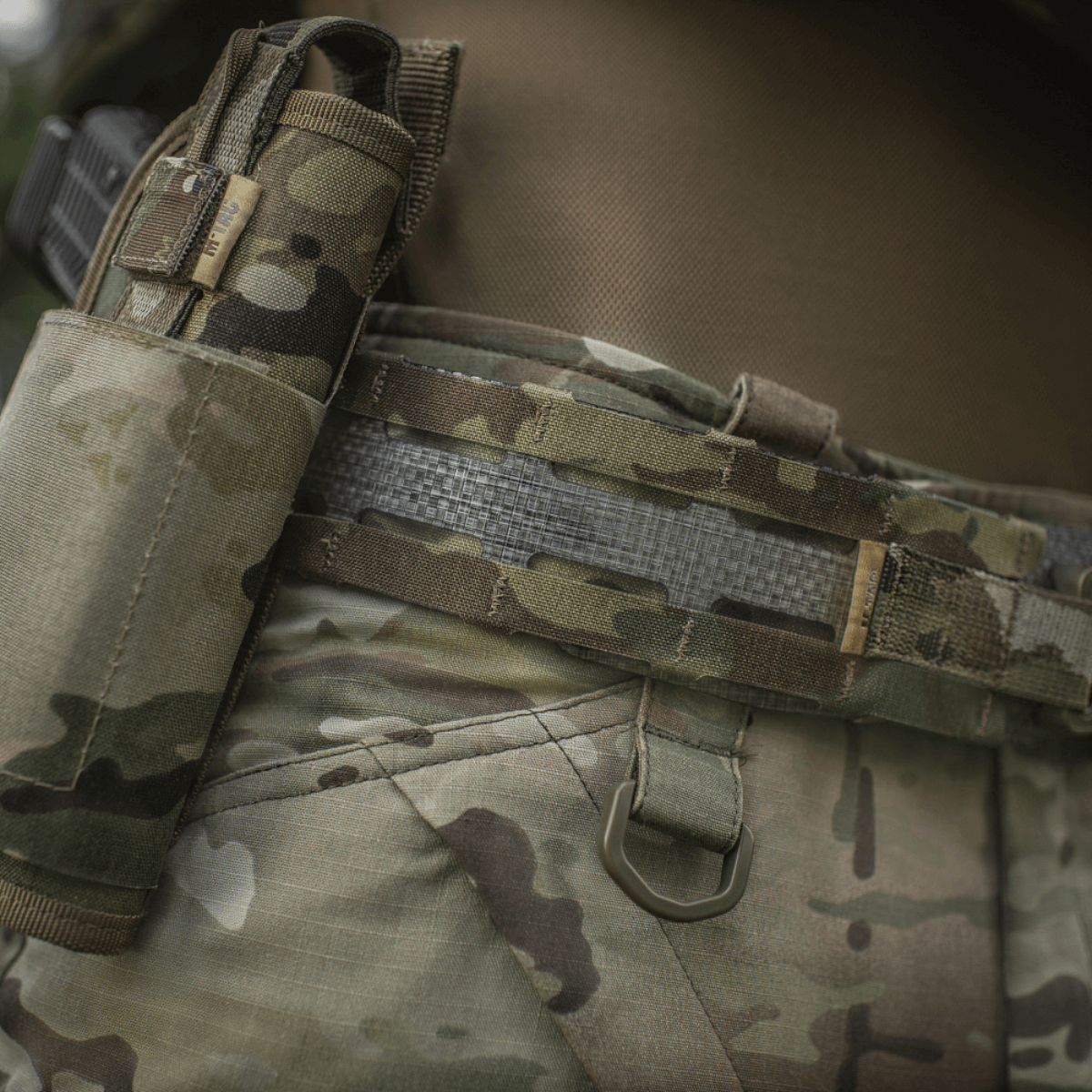 M-Tac Tiger Bælte Cobra Buckle i militær camouflage med MOLLE-kompatibel udstyr fastgjort. Ideel til taktisk brug og udstyrstransport.