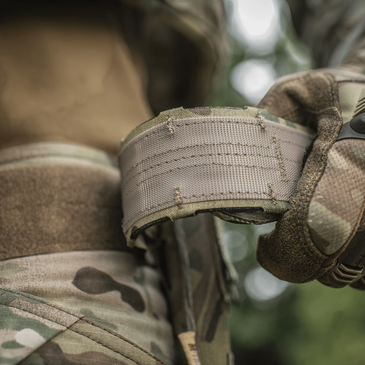 M-Tac Tiger Bælte Cobra Buckle i brug, viser militær-taktisk design til nem fastgørelse af MOLLE-kompatibelt udstyr.