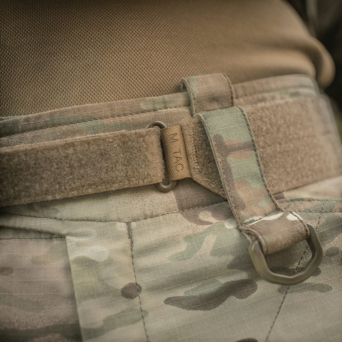 M-Tac Tiger Bælte Cobra Buckle i brug på camouflageshorts, designet til militært brug med MOLLE-kompatibelt udstyr.