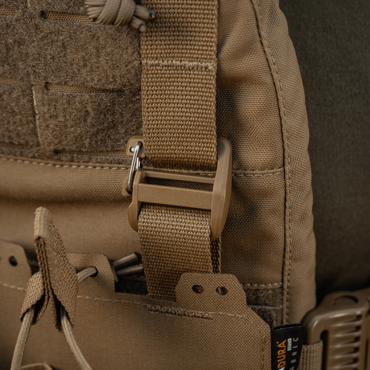 M-Tac Frontpanel til Cuirass QRS Pladebærer Tre Magasiner, tæt billede af elastik og Cordura materialer med sikker rem.