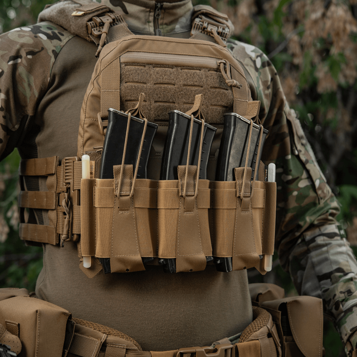 M-Tac Frontpanel til Cuirass QRS Pladebærer Tre Magasiner med elastik og Cordura Squadron, funktionel og slidstærk mag pouch.