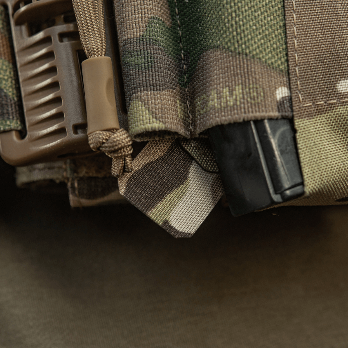 M-Tac Frontpanel til Cuirass QRS Pladebærer Tre Magasiner, højteknologisk magazinfastgørelsesystem af elastik og Cordura Squadron.