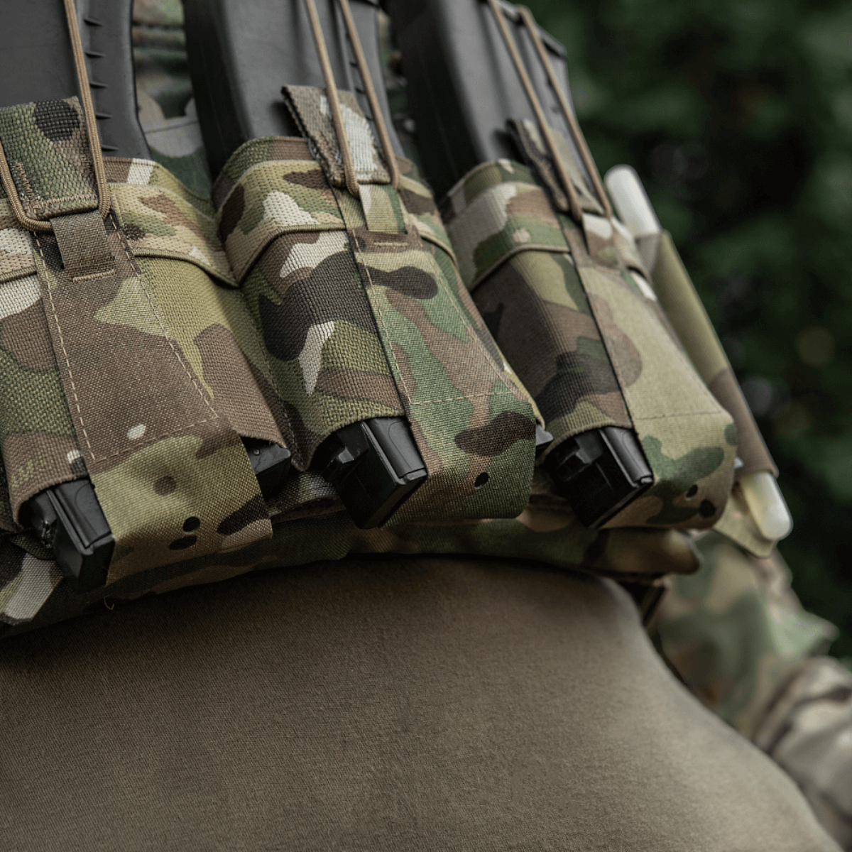 M-Tac Frontpanel til Cuirass QRS Pladebærer Tre Magasiner i camouflage, elastik- og Cordura-materiale designet til hurtig omladning.