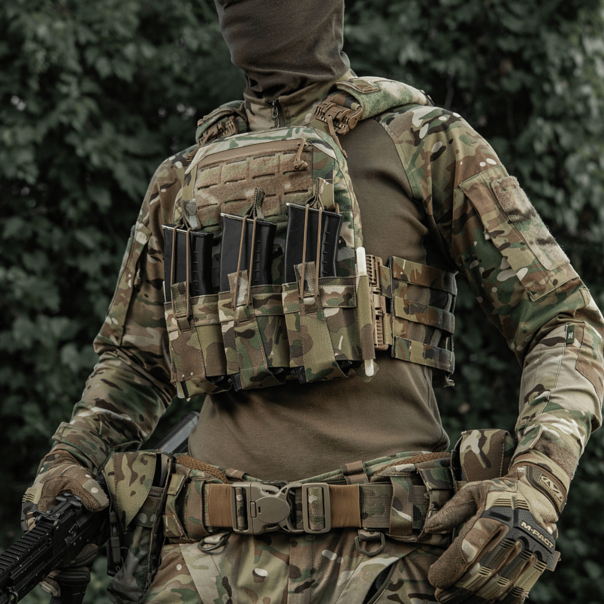 M-Tac Frontpanel til Cuirass QRS Pladebærer Tre Magasiner på en taktisk vest i camouflagedesign, velegnet til AK/AR-magasinopbevaring.