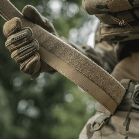 M‑Tac Internal Tiger Bælte hålls av en person i taktisk klädsel, perfekt för militärt och taktiskt bruk