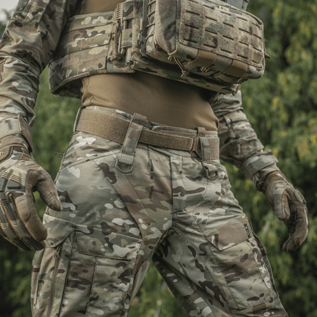 M‑Tac Internal Tiger Bælte använd med taktisk militär utrustning i kamouflagedesign, idealisk för stabilitet och säkerhet