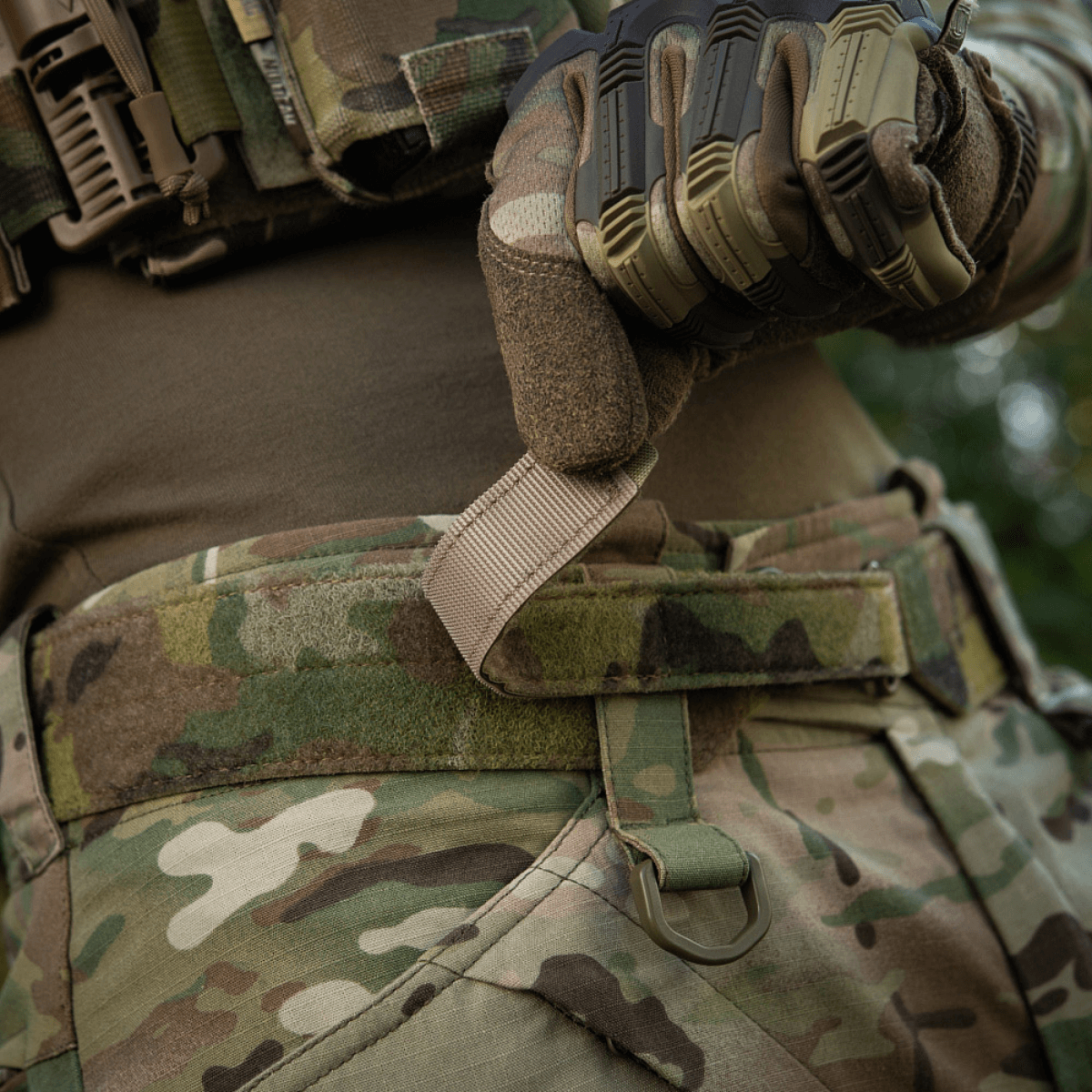 M‑Tac Internal Tiger Bælte anvendt som taktisk udstyr med velcro-fastgørelse, perfekt til militær brug.