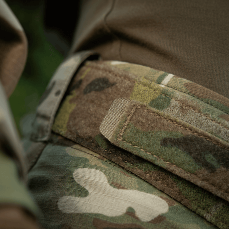 Närbild av M‑Tac Internal Tiger-bälte i bruk, idealiskt för militärt och taktiskt utrustning, i Cordura 500D med Velcro-stängning.