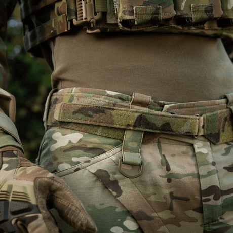 M‑Tac Internal Tiger-bälte i bruk med taktisk utrustning, avsett för militärt bruk i Cordura 500D med Velcro-fäste.