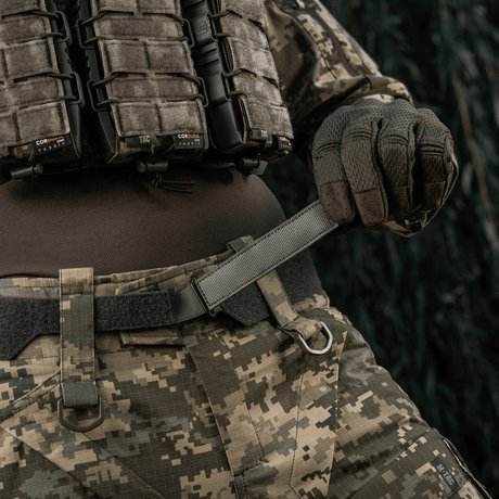 M‑Tac Internal Tiger-bälte, taktiskt bälte i Cordura 500D med Velcro, idealiskt för militär utrustning och stabilitet, visat på uniform.