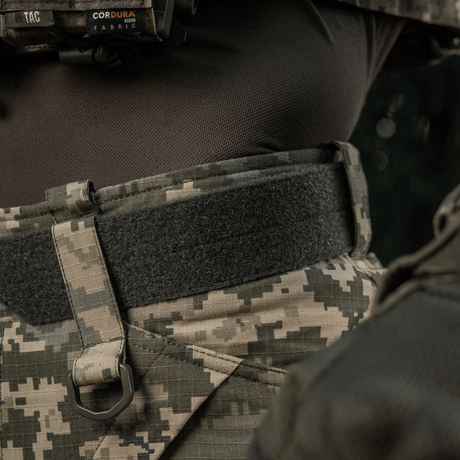 M‑Tac Internal Tiger-bälte i Cordura 500D med Velcro-fäste, perfekt för militärt bruk med taktisk utrustning, sedd på kamouflageuniform.