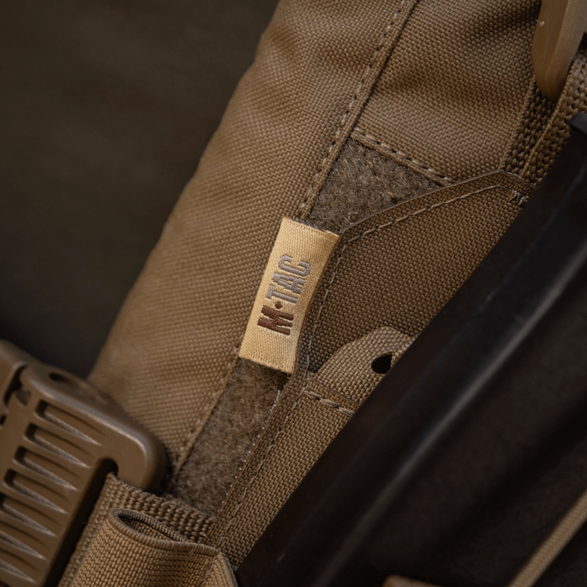 M-Tac Frontpanel til Plate Carrier Cuirass QRS til 4 Magasiner i nærbillede viser det slidstærke Cordura Squadron materiale.