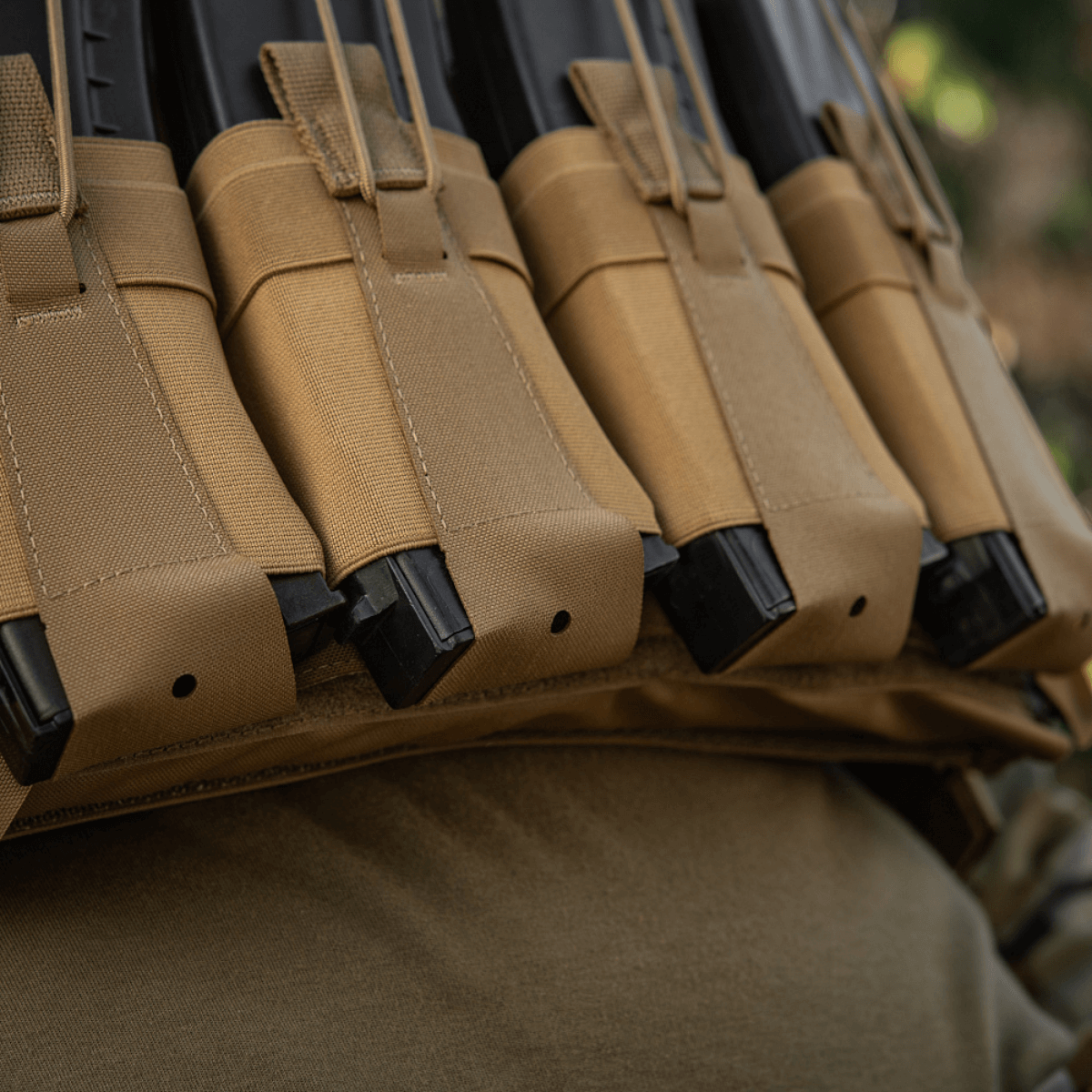 M-Tac Frontpanel til Plate Carrier Cuirass QRS til 4 Magasiner - funktionel og let design til sikker magasinopbevaring.