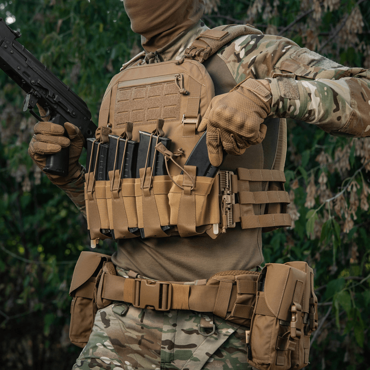 M-Tac Frontpanel til Plate Carrier Cuirass QRS til 4 Magasiner med AK-AR magasiner i elastik og Cordura materiale til kampopgaver.