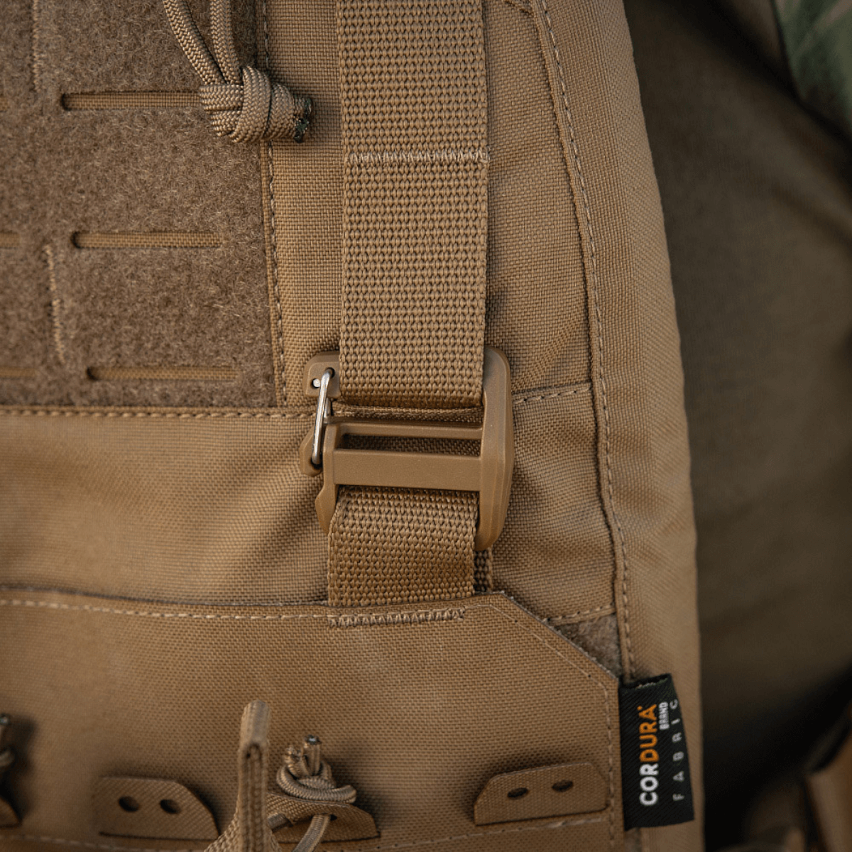M-Tac Frontpanel til Plate Carrier Cuirass QRS til 4 Magasiner med elastikbånd og Cordura Squadron til sikker magasinopbevaring.