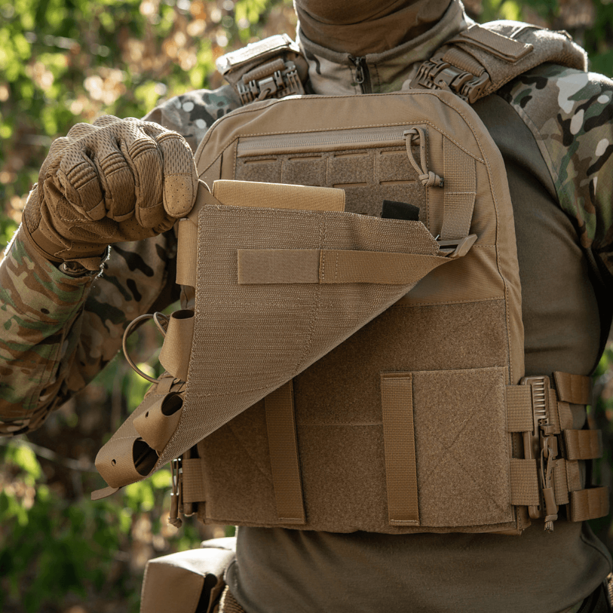 M-Tac Frontpanel til Plate Carrier Cuirass QRS til 4 Magasiner i brug med magasiner i funktionel elastisk mag-pung.