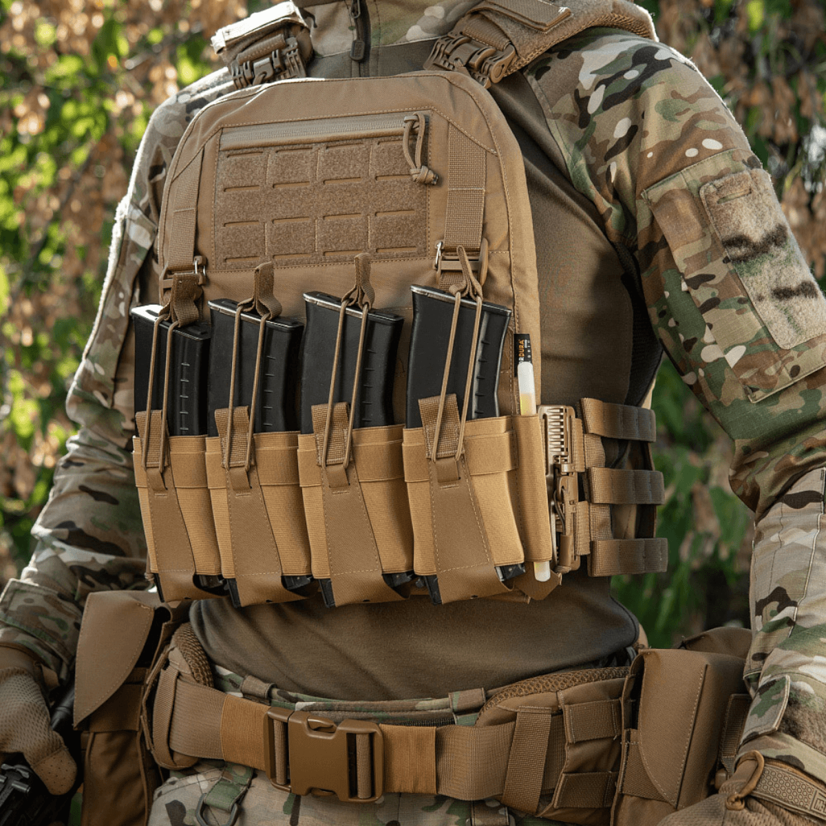 M-Tac Frontpanel til Plate Carrier Cuirass QRS til 4 Magasiner i brug, viser holdbare magasinlommer i kampklare materialer.