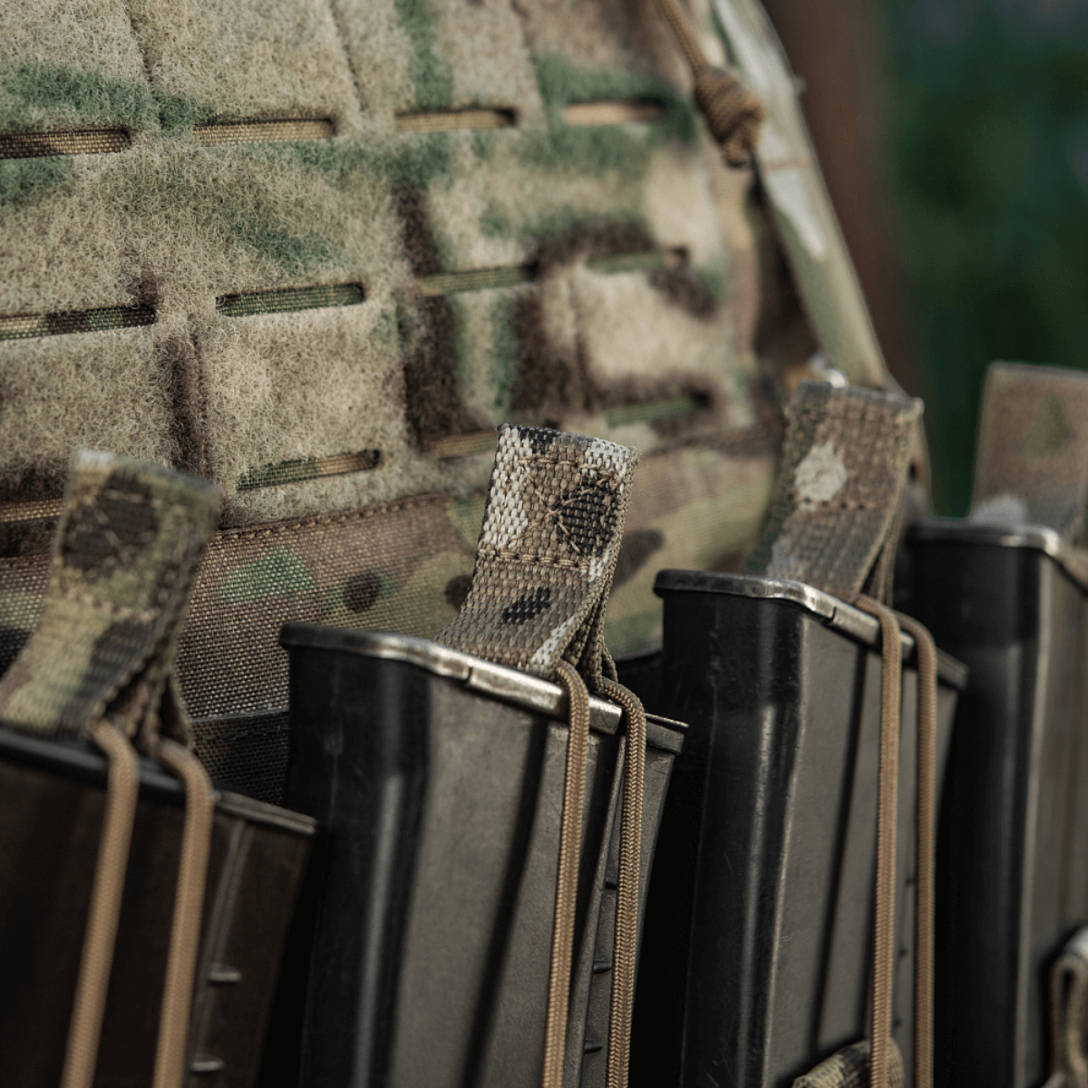 M-Tac Frontpanel til Plate Carrier Cuirass QRS til 4 Magasiner, elastisk magasinholder til AK/AR magasiner i taktisk miljø.