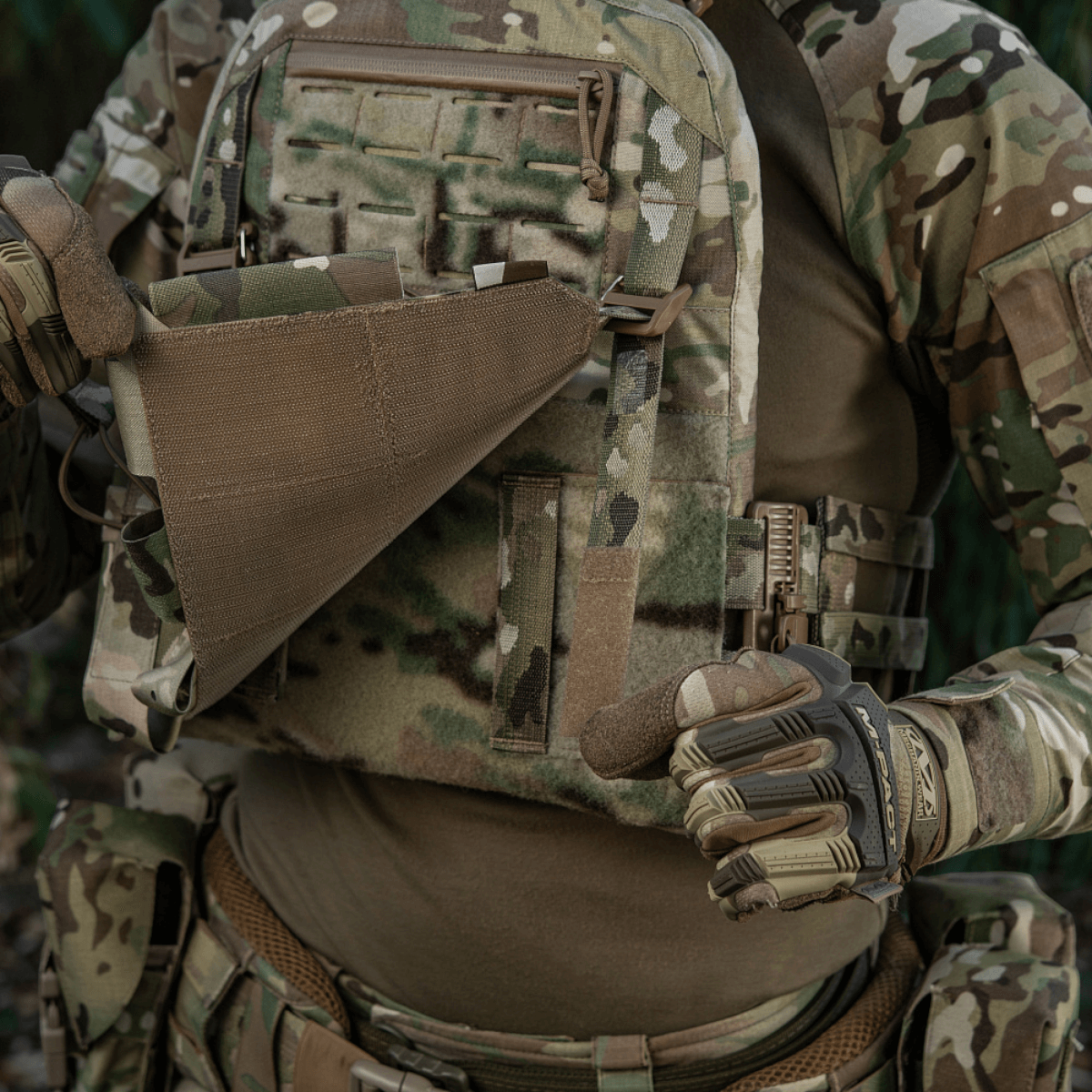 M-Tac Frontpanel til Plate Carrier Cuirass QRS til 4 Magasiner, funktionelt design for AK/AR magasiner, robust og slidstærkt materiale