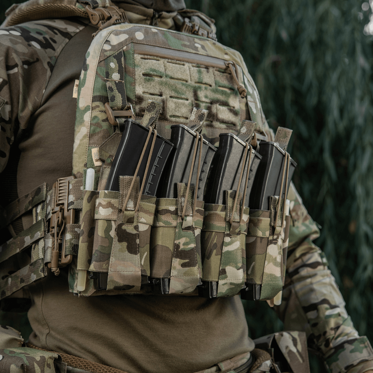 M-Tac Frontpanel til Plate Carrier Cuirass QRS til 4 Magasiner, let funktionel taske til AK/AR magasiner med slidstærkt Cordura Squadron materiale.