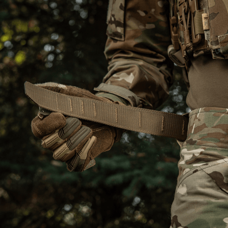 M-Tac Cobra Buckle Taktisk Bælte Laser Cut i brug under udendørs aktivitet, velegnet til militær og politi med MOLLE interface.